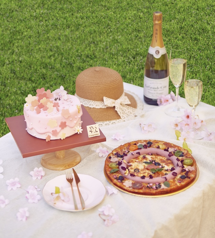 비스타 워커힐 서울은 ‘스프링 바이브’ 패키지의 '벚꽃 케이크'(왼쪽)와 그랜드 워커힐 서울 ‘벚꽃…ing’ 패키지의 '벚꽃 피자' *재판매 및 DB 금지