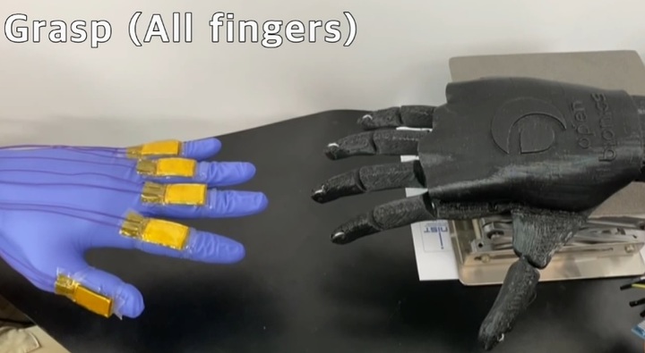 UNIST는 사람의 동작, 촉감, 소리 등을 모두 인식해 기계에 전달할 수 있는 사람-기계 인터페이스가 개발됐다고 27일 밝혔다. 사진은 인공피부 센터를 활용한 스마트 햅틱 장갑으로 로봇 손을 조종하는 모습. (사진=UNIST 제공) *재판매 및 DB 금지