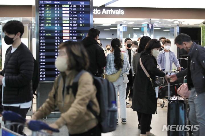 [제주=뉴시스] 양영전 기자 = 지난 3월 27일 오후 제주국제공항 1층  도착장이 혼잡한 모습을 보이고 있다. 2022.03.27. 0jeoni@newsis.com