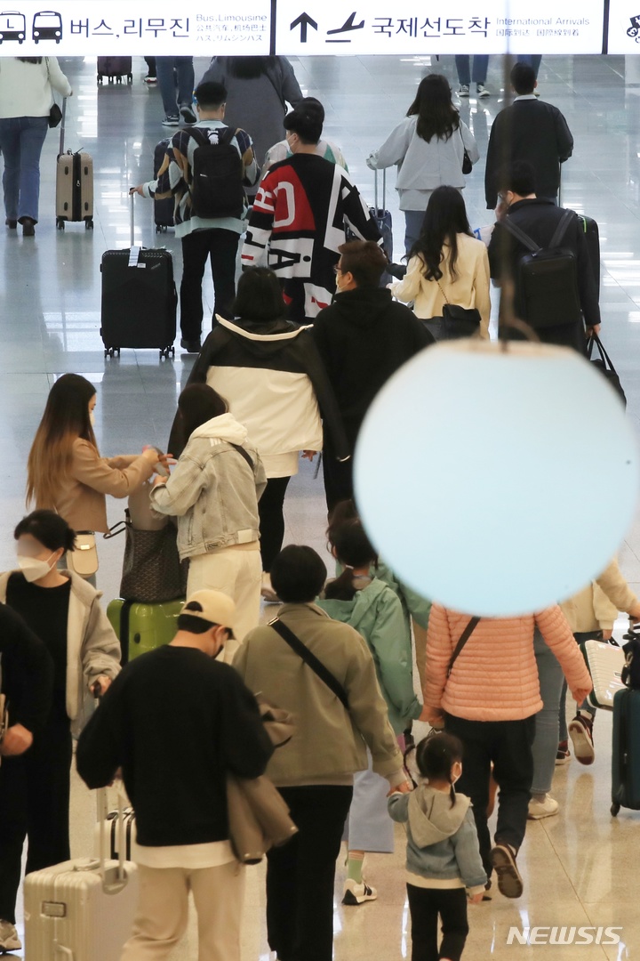 [제주=뉴시스] 양영전 기자 = 제주를 찾은 관광객들이 27일 오후 제주국제공항 1층에서 렌터카 셔틀버스 승차장으로 이동하고 있다. 2022.03.27. 0jeoni@newsis.com