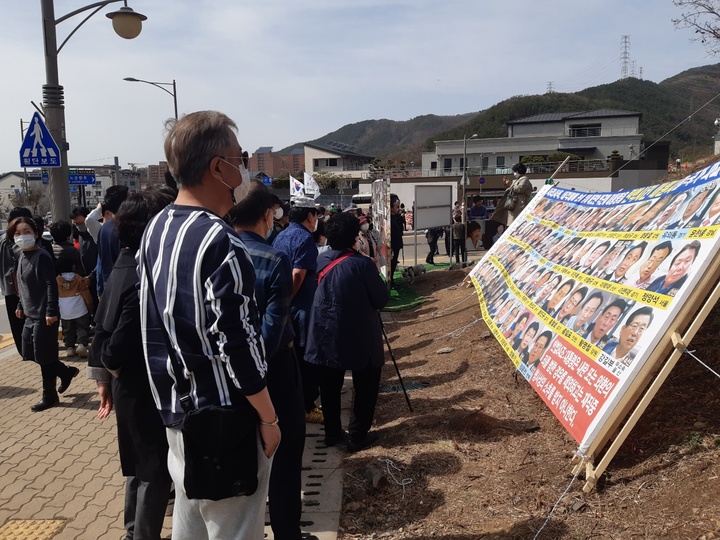 최근 달성 사저앞에 걸린 '박근혜 대통령 탄핵시킨 패륜자들' 현수막이 인기를 끌고 있다. *재판매 및 DB 금지