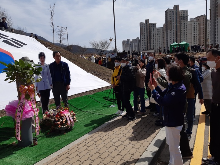 박근혜 전 대통령의 등신대앞에 줄 선 방문객들 *재판매 및 DB 금지