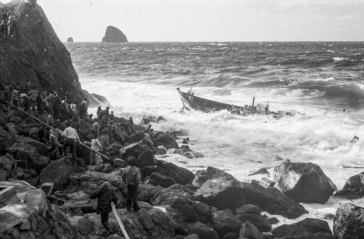 [울릉=뉴시스] 강진구 기자 = 경북 울릉군은 지난 1976년 울릉군 천부항에서 만덕호가 침몰했던 당시를 촬영한 기록사진을 발굴해 최초 공개한다고 27일 밝혔다. 만덕호 침몰사건은 울릉도 주민들에게 회자되는 비극적인 사건으로 지난 1976년 1월 17일 오후 4시께 울릉도 도동항에서 물자와 승객을 실은 만덕호가 천부항을 20m 앞둔 지점에서 기관고장으로 침몰해 37명의 사망자가 발생한 참사이다.(사진=울릉군 제공) 2022.03.27.photo@newsis.com *재판매 및 DB 금지
