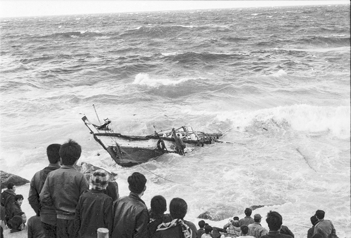 [울릉=뉴시스] 강진구 기자 = 경북 울릉군은 지난 1976년 울릉군 천부항에서 만덕호가 침몰했던 당시를 촬영한 기록사진을 발굴해 최초 공개한다고 27일 밝혔다. 만덕호 침몰사건은 울릉도 주민들에게 회자되는 비극적인 사건으로 지난 1976년 1월 17일 오후 4시께 울릉도 도동항에서 물자와 승객을 실은 만덕호가 천부항을 20m 앞둔 지점에서 기관고장으로 침몰해 37명의 사망자가 발생한 참사이다.(사진=울릉군 제공) 2022.03.27.photo@newsis.com *재판매 및 DB 금지