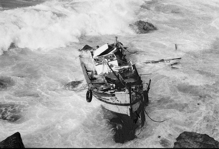 [울릉=뉴시스] 강진구 기자 = 경북 울릉군은 지난 1976년 울릉군 천부항에서 만덕호가 침몰했던 당시를 촬영한 기록사진을 발굴해 최초 공개한다고 27일 밝혔다. 만덕호 침몰사건은 울릉도 주민들에게 회자되는 비극적인 사건으로 지난 1976년 1월 17일 오후 4시께 울릉도 도동항에서 물자와 승객을 실은 만덕호가 천부항을 20m 앞둔 지점에서 기관고장으로 침몰해 37명의 사망자가 발생한 참사이다.(사진=울릉군 제공) 2022.03.27.photo@newsis.com *재판매 및 DB 금지