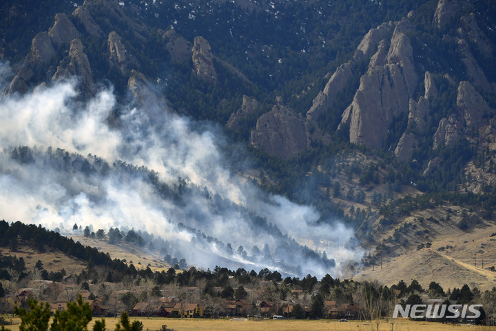 [볼더( 미 콜로라도주)=AP/뉴시스] 3월 26일 콜로라도주 볼더 부근의 산자락에서 발생한 NCAR산불.  이 곳 남쪽 산기슭에 있는 국립대기연구센터(NCAR) 부근에서 발화한 이 산불로 1만9000명의 콜로라도 주민들에게 대피령이 내려졌다.