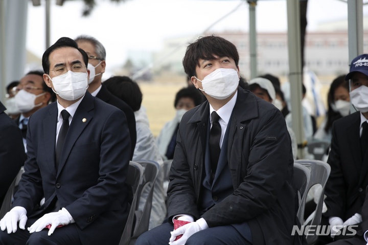 [서울=뉴시스] 김선웅 기자 = 이준석 국민의힘 대표가 26일 경기 평택시 해군2함대 사령부에서 열린 천안함 제12주기 추모행사에 참석해 자리하고 있다. (사진=국민의힘 제공) 2022.03.27. photo@newsis.com