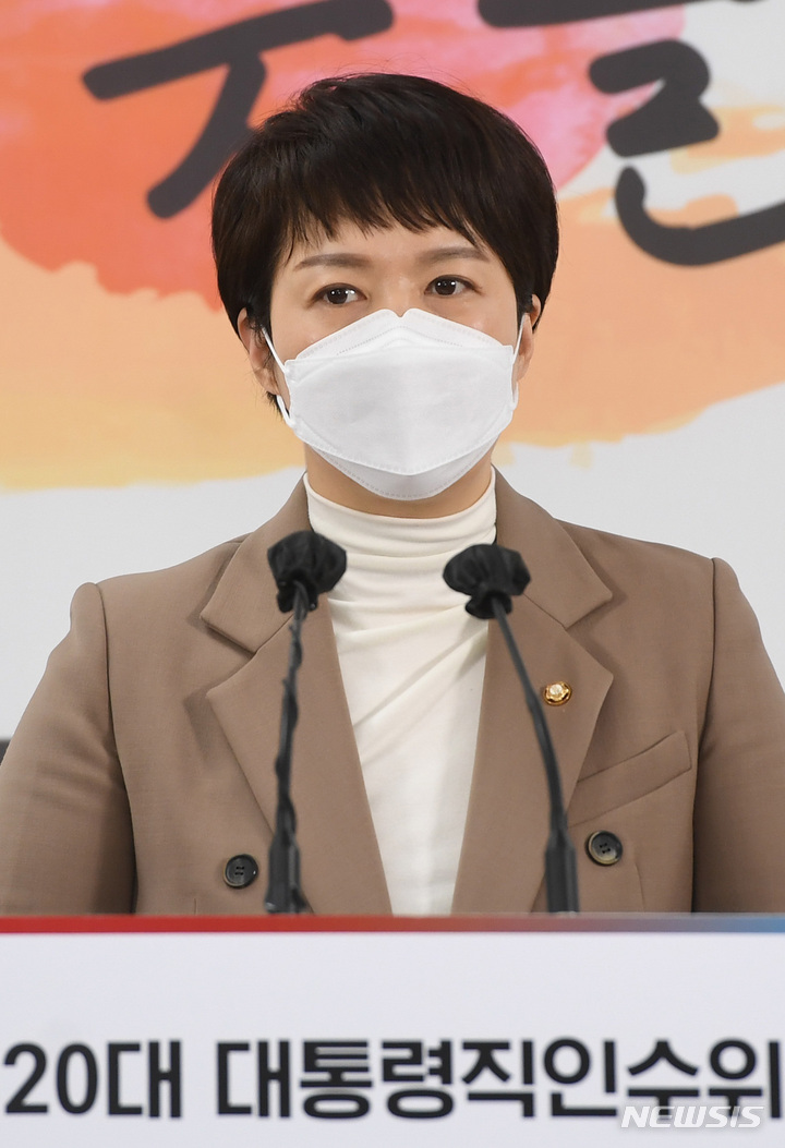 [서울=뉴시스] 인수위사진기자단 = 김은혜 대통령 당선인 대변인이 27일 오전 서울 종로구 삼청동 대통령직인수위원회 기자회견장에서 브리핑을 하고 있다. 2022.03.27. photo@newsis.com