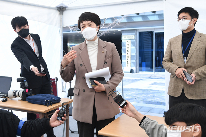 [서울=뉴시스] 인수위사진기자단 = 김은혜 대통령 당선인 대변인이 27일 오전 서울 종로구 통의동 금감원 연수원 대통령직인수위원회에 마련된 프레스 다방에서 기자들의 질의에 답하고 있다. 2022.03.27. photo@newsis.com