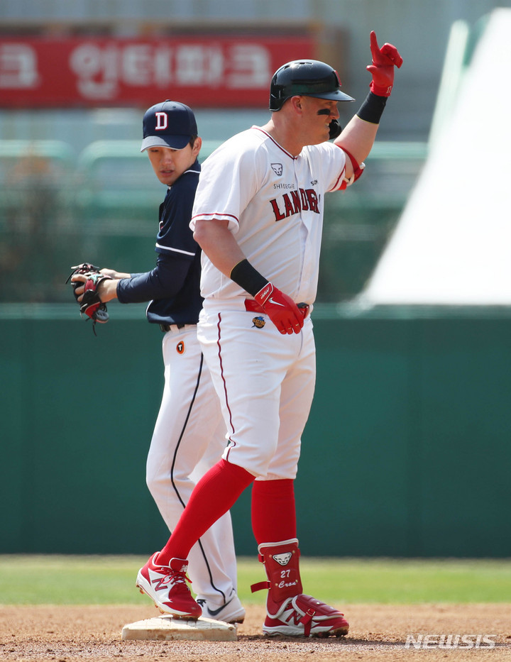 [인천=뉴시스] 고범준 기자 = 27일 오후 인천SSG랜더스필드에서 열린 2022 KBO리그 두산 베어스와 SSG 랜더스의 시범경기, 1회말 2사 1,3루 SSG 크론이 1타점 적시타를 치고 덕아웃을 향해 세리머니 하고 있다. 2022.03.27. bjko@newsis.com
