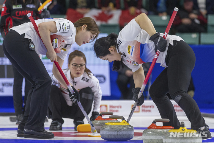 [프린스조지=AP/뉴시스] '팀킴'의 김은정이 26일(현지시간) 캐나다 브리티시 컬럼비아주 프린스 조지에서 열린 2022 여자컬링 세계선수권대회 준결승 캐나다전 경기에서 투구하고 있다. '팀킴'은 캐나다의 팀 아이나슨에 9대6으로 승리해 결승에 진출했다. 2022.03.27.
