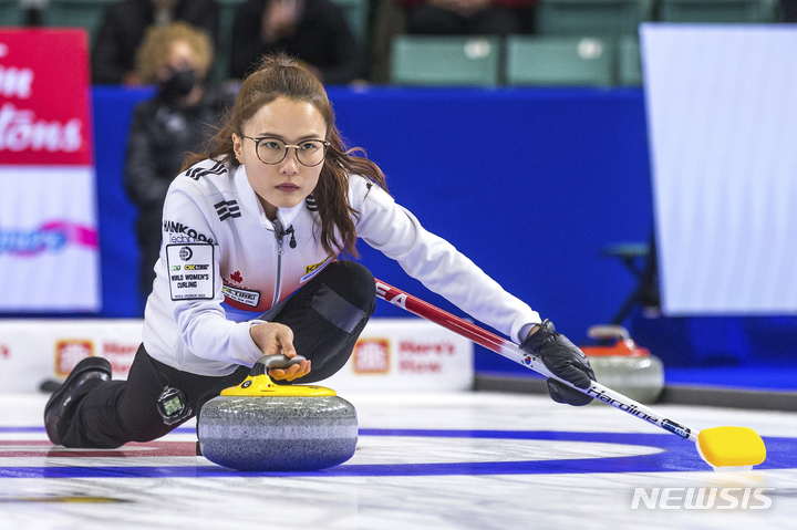 [프린스조지=AP/뉴시스] '팀킴'의 김은정이 26일(현지시간) 캐나다 브리티시 컬럼비아주 프린스 조지에서 열린 2022 여자컬링 세계선수권대회 준결승 캐나다전 경기에서 있다. '팀킴'은 캐나다의 팀 아이나슨에 9대6으로 승리해 결승에 진출했다. 2022.03.27.