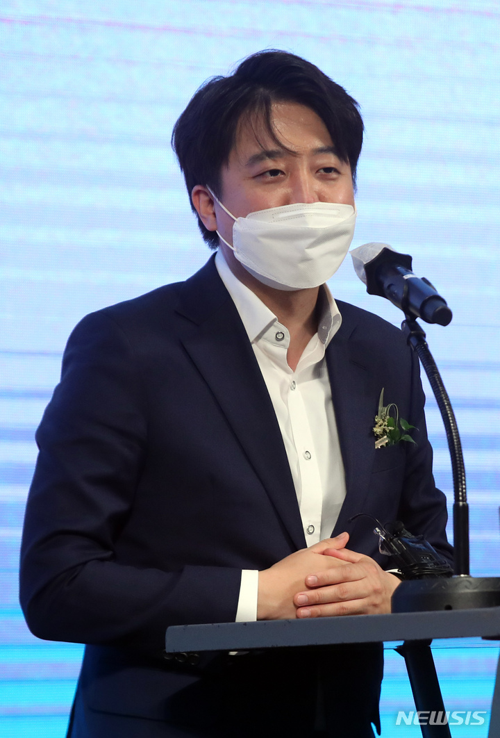 [서울=뉴시스] 김선웅 기자 = 이준석 국민의힘 대표가 27일 서울 용산구의 한 호텔에서 열린 대한간호조무사협회 제48차 정기대의원 총회에서 축사를 하고 있다. 2022.03.27. mangusta@newsis.com