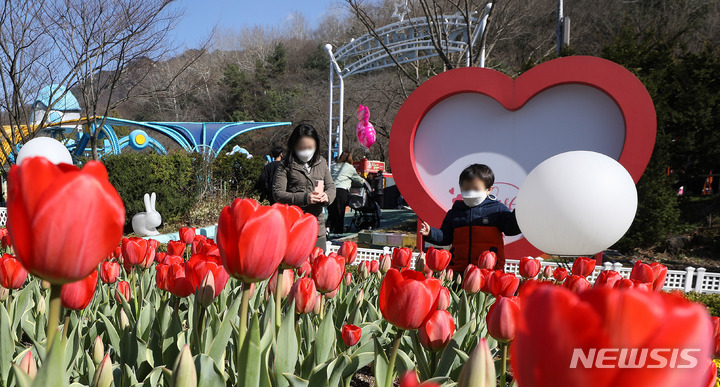 [과천=뉴시스] 백동현 기자 = 서울랜드 스프링카니발이 시작된 이튿날인 27일 오후 경기 과천시 서울랜드를 찾은 시민들이 나들이를 즐기고 있다. 2022.03.27. livertrent@newsis.com