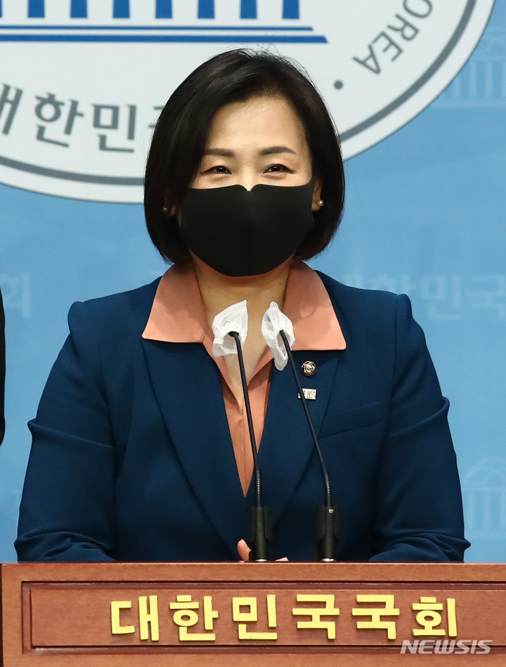 [서울=뉴시스] 김선웅 기자 = 이수진 더불어민주당 신임 원내대변인이 27일 서울 여의도 국회 소통관에서 인사말을 하고 있다. (공동취재사진) 2022.03.27. photo@newsis.com