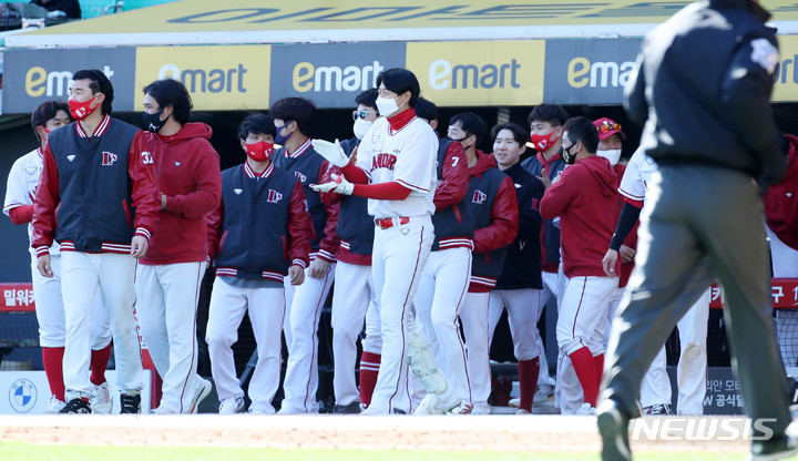 [인천=뉴시스] 고범준 기자 = 27일 오후 인천SSG랜더스필드에서 열린 2022 KBO리그 두산 베어스와 SSG 랜더스의 시범경기, 9회말 1사 1루 SSG 김강민의 끝내기 안타로 8-7 승리를 거둔 SSG 선수들이 기뻐하고 있다. 2022.03.27. bjko@newsis.com