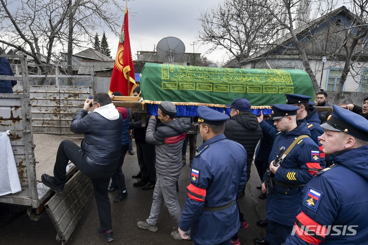 [비슈케크=AP/뉴시스] 27일(현지시간) 키르기스스탄 비슈케크 서부 외곽 카라발타에서 우크라이나 참전 중 사망한 러시아군 병사의 장례식이 열려 러시아 군인들이 트럭에 실리는 그의 관을 따라가고 있다. 2022.03.28. 