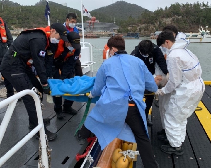 [완도=뉴시스] 이영주 기자 = 지난 26일 오후 1시 38분께 완도군 노화도에서 뇌경색 의심 증세로 쓰러진 80대 남성이 들것에 실려 후송되고 있다. (사진 = 전남 완도해경 제공) 2022.03.28. photo@newsis.com *재판매 및 DB 금지