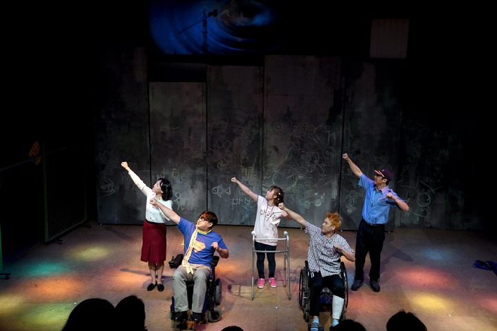 [서울=뉴시스]지난 2020년 뮤지컬 '슈퍼맨처럼-!' 공연 사진. (사진=학전 제공) 2022.03.28. photo@newsis.com *재판매 및 DB 금지