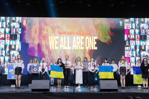 [서울=뉴시스] 주한 우크라이나인 합창 공연. 2022.03.28. (대한민국 응원단 레드엔젤 제공) photo@newsis.com *재판매 및 DB 금지
