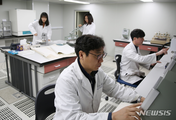 [전주=뉴시스]윤난슬 기자 = 국내 유일 한지 연구기관인 한국전통문화전당 한지산업지원센터가 임인년 새해를 맞아 한지 관련 중소기업의 경쟁력 강화 및 애로사항 해소를 위해 발 벗고 나섰다.(사진=전당 제공)