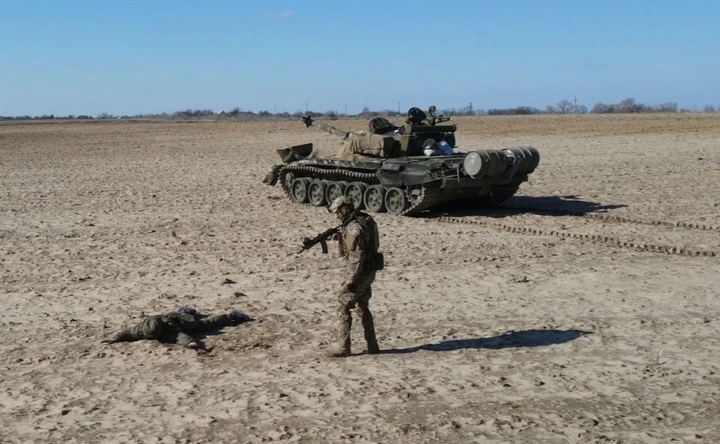 [서울=뉴시스] 우크라이나 내무부 장관 고문인 빅토르 안드루시프가 "러시아 군인이 항복했다"며 SNS에 올린 사진. 러시아군(왼쪽)으로 추정되는 병사가 엎드려 항복 자세를 취하고 있다. (출처 : 빅토르 안드루시프 SNS) 2022.03.28. *재판매 및 DB 금지