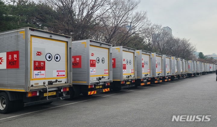 잠깨우는 왕눈이 스티커가 부착된 우체국 배송차량들. 기사 내용과 관계 없음. (사진=한국도로공사 수도권본부 제공)