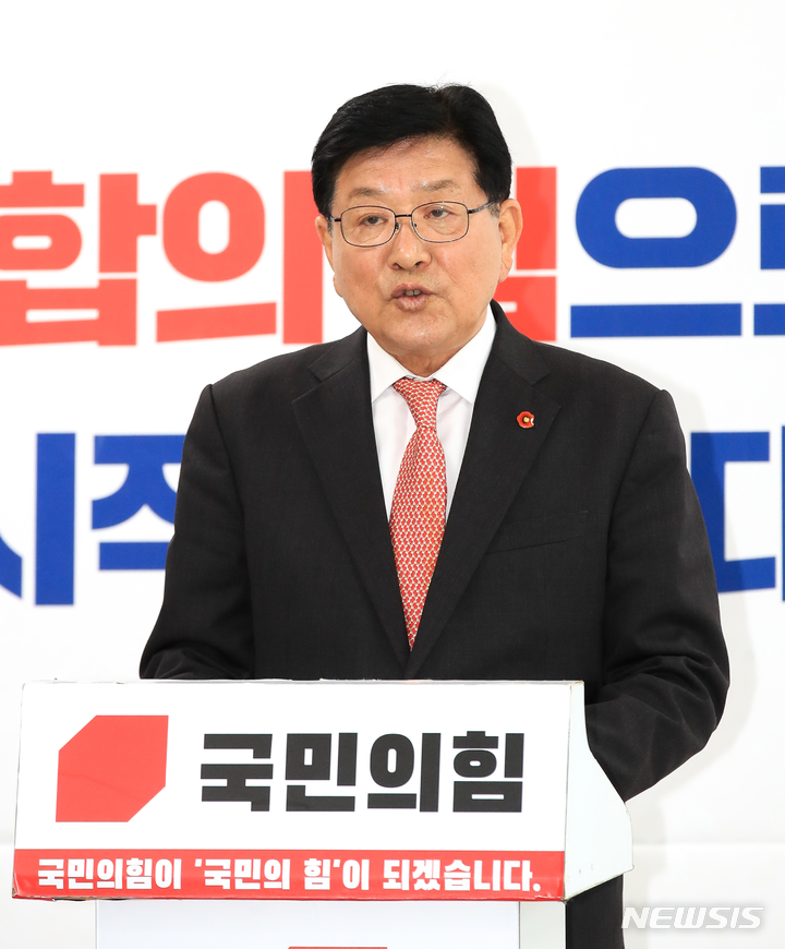 [제주=뉴시스] 우장호 기자 = 31일 제주도선거관리위원회에 제주도지사 예비후보 등록을 마친 허향진 전 국민의힘 제주도당위원장. 2022.03.28. woo1223@newsis.com