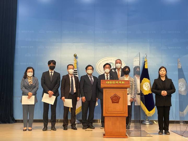 [서울=뉴시스] 김민석 더불어민주당 의원은 28일 국회 소통관에서 기자회견을 열고 주요 정당 당사가 모여 있는 국회 앞 서여의도 거리에 '김대중 평화로(路)'라는 명예도로명을 부여하자고 제안했다. 사진은 기자회견 중인 김 의원과 공동 제안자들. 20222.03.28 (사진 = 김민석 의원실 제공) photo@newsis.com *재판매 및 DB 금지