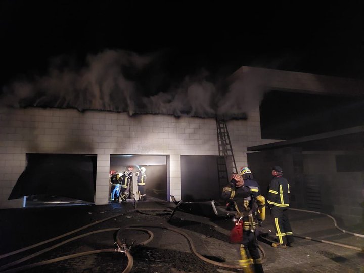 [서울=뉴시스] 우크라이나 구조 당국이 28일(현지시간) 오전 미사일 공격을 받은 수도 키이우 한 주택에서 화재를 진압하고 있다. (사진=우크라이나 내무부 트위터 갈무리) 2022.03.28. *재판매 및 DB 금지