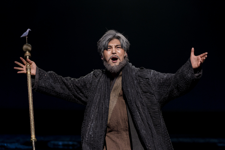 [서울=뉴시스]국립창극단 '리어' 공연 사진. '리어' 역의 소리꾼 김준수. (사진=국립창극단 제공) 2022.03.28. photo@newsis.com *재판매 및 DB 금지