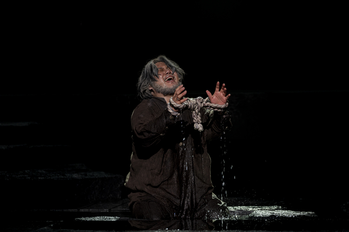 [서울=뉴시스]국립창극단 '리어' 공연 사진. '글로스터' 역의 소리꾼 유태평양. (사진=국립창극단 제공) 2022.03.28. photo@newsis.com *재판매 및 DB 금지