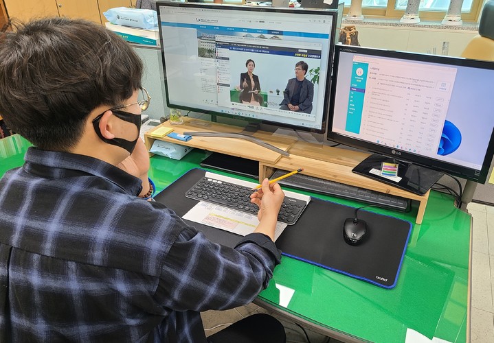 경남교육연수원 '교원 법정의무연수 통합과정 꾸러미' 수강 모습.(사진=경남교육연수원 제공) 2022.02.28. *재판매 및 DB 금지