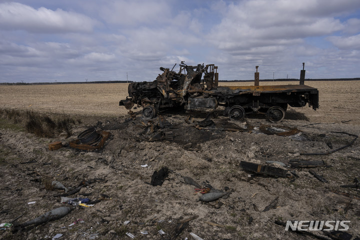 [키이우=AP/뉴시스] 27일(현지시간) 우크라이나 키이우 외곽 옥수수밭에&nbsp; 우크라이나군과의 전투 중 파괴된 러시아군 차량이 버려져 있다. 2022.03.28.