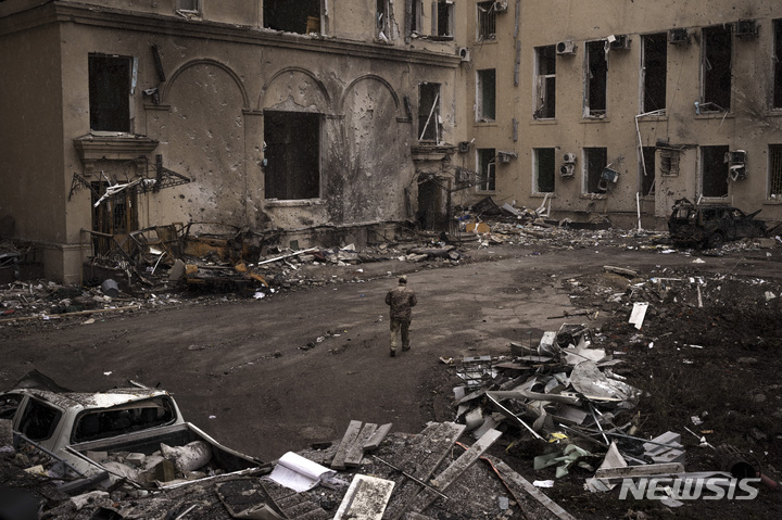 [하르키우=AP/뉴시스] 27일(현지시간) 우크라이나 하르키우에서 우크라이나 군인이 러시아군의 공격으로 큰 파괴된 지역 청사 밖을 순찰하고 있다. 2022.03.28.