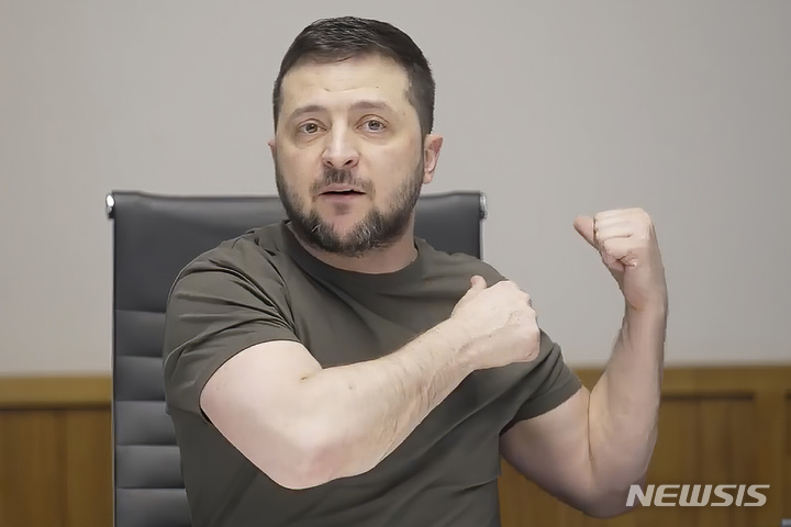 [키이우=AP/뉴시스] 볼로디미르 젤렌스키 우크라이나 대통령이 27일(현지시간) 우크라이나 키이우에서 러시아 독립 언론과 인터뷰하고 있다. 젤렌스키 대통령은 돈바스 지역 문제와 관련해 러시아와 타협을 원한다고 밝히며 우크라이나의 중립국 지위, 비핵보유국 지위 등을 논의할 준비가 돼 있다고 말했다. 2022.03.28.