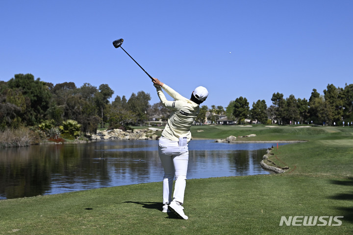 [칼즈배드=AP/뉴시스] 안나린이 27일(현지시간) 미 캘리포니아주 칼즈배드의 아비아라 골프클럽에서 열린 미국여자프로골프(LPGA) JTBC 클래식 최종라운드 10번 홀에서 티샷하고 있다. 안나린은 최종합계 15언더파 273타로 3위를 기록하며 대회를 마쳤다. 2022.03.28. 