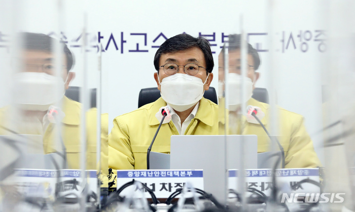 [세종=뉴시스] 강종민 기자 = 권덕철 중앙재난안전대책본부 1차장(보건복지부 장관)이 28일 오전 정부세종청사에서 열린 코로나19 대응 중대본 회의에서 모두발언을 하고 있다. 2022.03.28. ppkjm@newsis.com