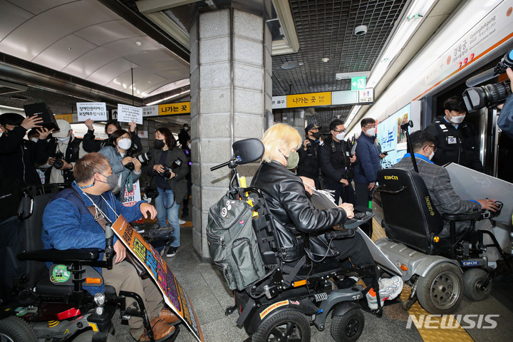 [서울=뉴시스] 권창회 기자 = 전국장애인차별연대 소속 회원들이 지난달 28일 오전 서울 종로구 경복궁역 3호선 승강장에서 장애인 이동권 보장·장애인 권리예산 반영을 요구하며 출근 시간대 지하철 시위를 하고 있다. 기사내용과는 무관. 2022.04.07. kch0523@newsis.com