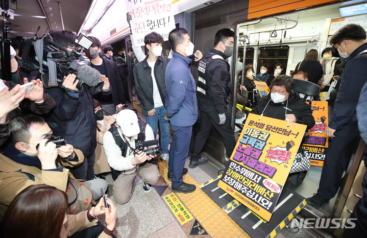 [서울=뉴시스] 권창회 기자 = 전국장애인차별연대 소속 회원들이 지난달 28일 오전 서울 중구 충무로역 3호선 승강장에서 장애인 이동권 보장·장애인 권리예산 반영을 요구하며 출근 시간대 지하철 시위를 하고 있다. 2022.04.01. kch0523@newsis.com