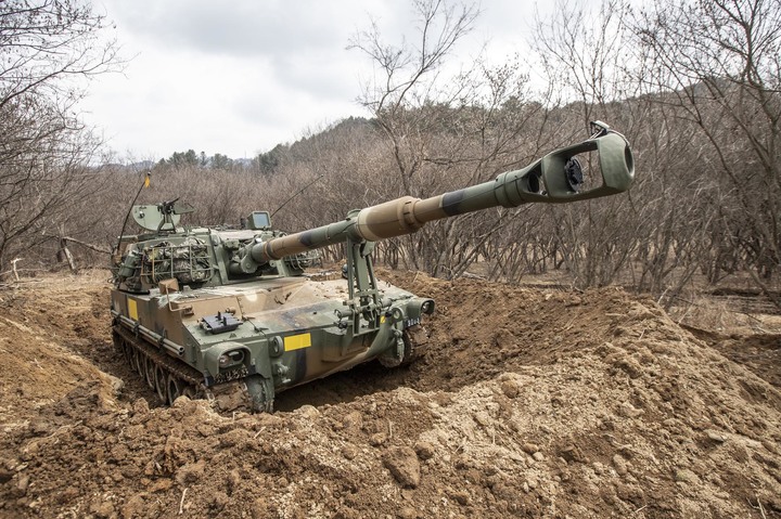 사격 준비하는 K55A1 자주포