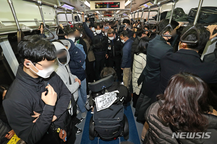 [서울=뉴시스] 코로나19 거리두기 해제로 서울시내 심야시간 택시대란이 이어지고 있는 가운데, 서울시가 지하철 심야운행 연장 카드를 꺼냈다. 28일 서울시 및 서울교통공사에 따르면 시는 지하철 운행을 오전 1시까지 연장 운행하는 방안을 검토하고 있다. 지하철 심야 연장운행 제도가 올해 2월 폐지된 지 불과 2개월 만에 다시 논의되는 셈이다. 사진은 전국장애인차별연대 소속 회원들이 지난달 28일 오전 서울 종로구 경복궁역에서 혜화역까지 이동하는 지하철에 탑승해 장애인 이동권 보장·장애인 권리예산 반영을 요구하며 출근 시간대 지하철 시위을 하고 있다. (사진=뉴시스DB) photo@newsis.com