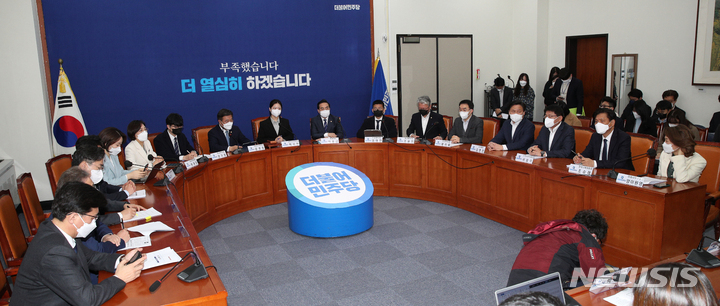 [서울=뉴시스] 김선웅 기자 = 박지현 더불어민주당 공동비상대책위원장이 28일 오전 서울 여의도 국회에서 열린 비상대책위원회의에서 발언하고 있다. (공동취재사진) 2022.03.28 photo@newsis.com