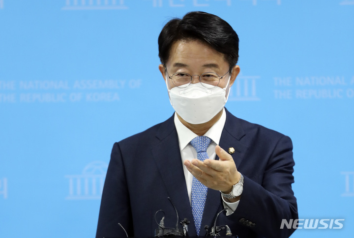 [서울=뉴시스] 최진석 기자 = 조정식 더불어민주당 의원이 지난 28일 서울 여의도 국회 소통관에서 경기도지사 선거 출마 기자회견을 마친 뒤 기자들의 질문을 듣고 있다. 2022.03.28. myjs@newsis.com