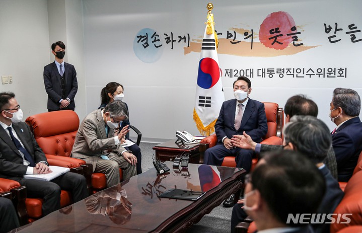 [서울=뉴시스] 인수위사진기자단 = 윤석열 대통령 당선인이 28일 오전 서울 종로구 통의동 금융감독원 연수원에 마련된 제20대 대통령직인수위원회 접견실에서 아이보시 고이치 주한일본대사를 접견하고 있다. 2022.03.28. photo@newsis.com