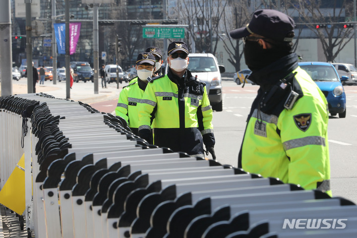 [서울=뉴시스] 권창회 기자 = 28일 오전 서울 종로구 통의동 금감원 연수원에 마련된 제20대 대통령직인수위원회 인근에서 경찰들이 집회에 대비해 질서유지선을 배치한 뒤 이동하고 있다. 2022.03.28. kch0523@newsis.com