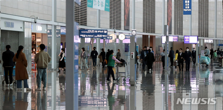 격리면제에 해외여행 풀리지만…슬롯 제한에 운항률은 저조