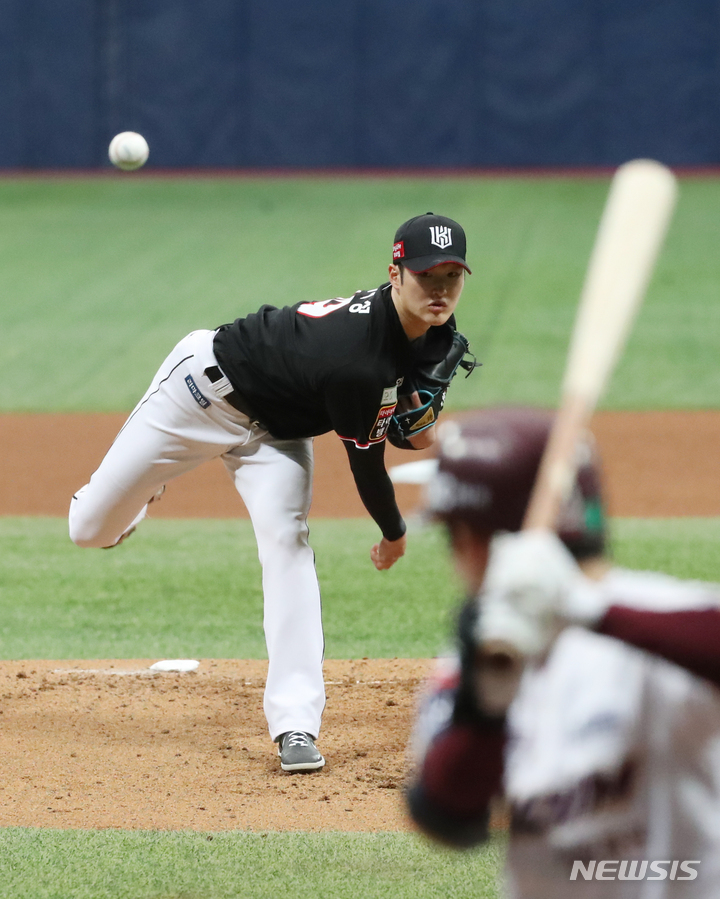 [서울=뉴시스] 조수정 기자 = 28일 오후 서울 구로구 고척스카이돔에서 열린 프로야구 2022 신한은행 SOL KBO리그 KT위즈와 키움히어로즈 시범경기, 1회말 KT 선발투수 배제성이 역투하고 있다. 2022.03.28. chocrystal@newsis.com