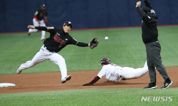 [서울=뉴시스] 조수정 기자 = 28일 오후 서울 구로구 고척스카이돔에서 열린 프로야구 2022 신한은행 SOL KBO리그 KT위즈와 키움히어로즈 시범경기, 1회말 2사 1루주자 키움 김혜성이 2루 도루 성공하고 있다. 2022.03.28. chocrystal@newsis.com
