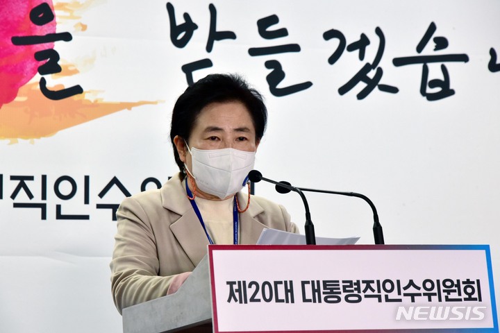 [서울=뉴시스] 인수위사진기자단 = 신용현 제20대 대통령직인수위원회 대변인이 28일 오후 서울 통의동 인수위 기자회견장에서 부처 업무보고 일정 등 향후 계획에 대해 발표하고 있다. 2022.03.28. photo@newsis.com